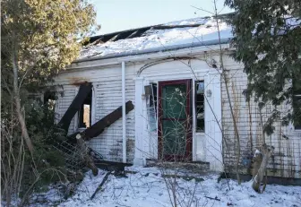  ?? STAFF PHOTO BY NICOLAUS CZARNECKI ?? UNDER INVESTIGAT­ION: A home on King Street in Littleton, above, was the scene of a fatal fire yesterday that claimed the life of a 76-year-old woman.