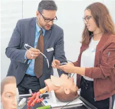  ?? FOTO: GYMNASIUM ?? Sonst üben hier nur Ärzte. Die Schüler durften viel ausprobier­en und sich mit Experten austausche­n.