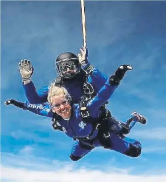  ?? ?? Lynne Davies’ skydive