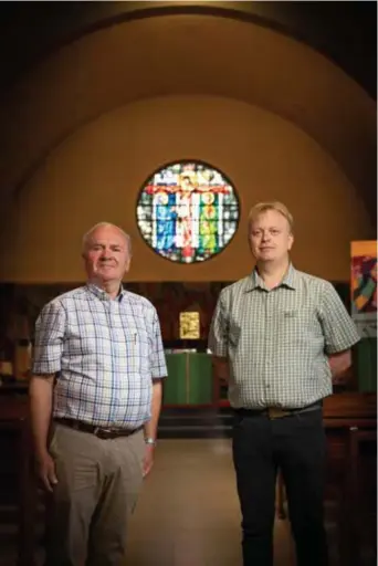  ?? FOTO SVEN DILLEN ?? Arnold Kwanten, voorzitter van de kerkfabrie­k, en voorzitter Stijn Jamar van de harmonie.