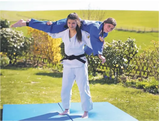  ?? FOTO: ACHIM BLAZY ?? Die Judo-Zwillinge Püchel Fabienne und Sophie (blau) trainieren bei gutem Wetter im heimischen Garten.