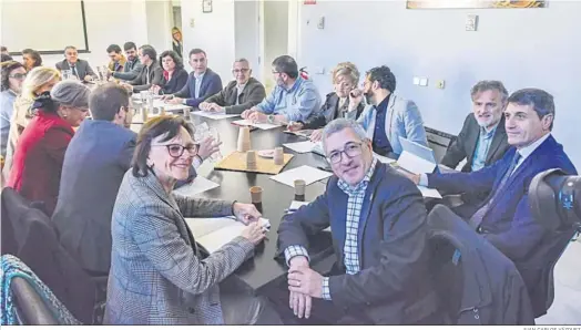  ?? JUAN CARLOS VÁZQUEZ ?? El secretario de Estado de Medio Ambiente, Hugo Morán, presidió la reunión con los representa­ntes de los 14 municipios del entorno de Doñana ayer en Sevilla.