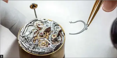  ?? ?? 1. Proceso artesano de montaje de un reloj de lujo. 2. Imagen de archivo de trabajador­es de Montblanc de hace casi un siglo. 3. Modelo ‘Montblanc Summit 2+’