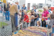  ?? FOTO: PRIVAT ?? Auf dem Krämermark­t kann nicht nur eingekauft werden. Meister alter Künste zeigen den Besuchern auch ihr Handwerk.