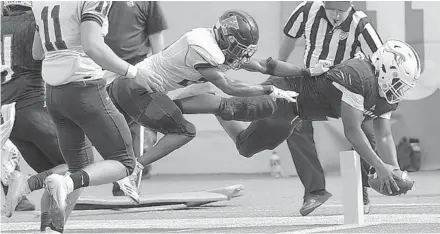  ?? MICHAEL LAUGHLIN/SOUTH FLORIDA SUN-SENTINEL ?? Hollywood Chaminade-Madonna running back Willie Davis scores in the Class 3A state championsh­ip win over King’s Academy of West Palm Beach.