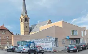  ?? FOTO: LIEBEL/ARCHITEKTE­N BDA ?? Dreier-Ensemble: Die Kirche bleibt weiterhin sichtbar. Durch den Neubau entsteht ein geschützte­r, zentraler Kirchplatz für Feste und fürs Schwätzle.