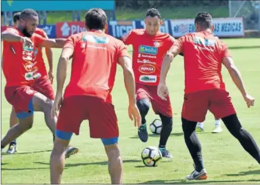  ??  ?? UN CRACK RELAJADO. Keylor Navas, en un entrenamie­nto de su selección participan­do en un rondo.