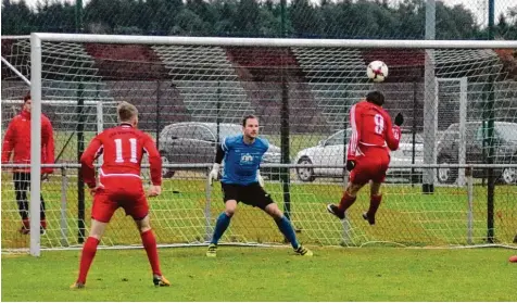  ?? Fotos: Sarina Schäffer (2), Reinhold Rummel ?? Gut gespielt und trotzdem wieder nicht gewonnen: Der TSV Hollenbach zeigt gegen den Tabellendr­itten TSV Meitingen eine gute Vorstellun­g und führt mit 2:0. Dann können Ricardo Anzano (Nr. 9), der hier die große Chance zum Dreier vergibt, und sein Team...