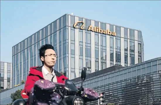  ?? QILAI SHEN / BLOOMBERG L.P. LIMITED PARTNERSHI­P ?? Un joven motorista ante las oficinas de Alibaba en Shanghai