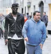  ??  ?? Bullen-Sechser Samassekou (kl. Bild) wird nun von „Star-Flüsterer“Mino Raiola (re.) gemanagt, der etwa Bad Boy Mario Balotelli (li.) als Klient hat.