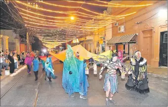  ??  ?? La calle 25 de Mayo, desde Estados Unidos hasta Paraguarí, se vistió de luces y artes en la noche de ayer, mientras se espera la adjudicaci­ón del “Paseo de las luces”.