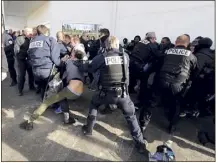  ?? (Photo Dylan Meiffret) ?? À Draguignan, le blocage a été levé par les forces de l’ordre aux alentours de  h .