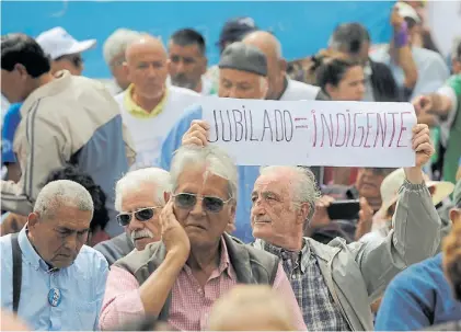  ??  ?? Más que pagan. Casi 48 mil jubilados deberán pagar el gravamen. ANSeS defiende la decisión.