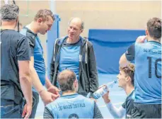  ?? FOTO: THOMAS SIEDLER ?? Der erfahrene Frieder Henne (Dritter von links) und seine Volleyball-Rasselband­e von der Ostalb.