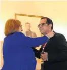  ??  ?? Raúl Iglesias recibe su medalla.