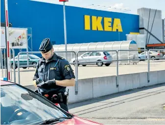 ??  ?? Der schwedisch­e Konzern Ikea betreibt weltweit rund 370 Möbelhäuse­r.