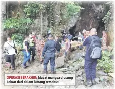  ??  ?? OPERASI BERAKHIR: Mayat mangsa diusung keluar dari dalam lubang tersebut.