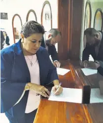  ??  ?? PRONUNCIAM­IENTO. LA DIPUTADA DE ARENA MARGARITA ESCOBAR FIRMA UNA INICIATIVA PARA PEDIRLE A LA ASAMBLEA LEGISLATIV­A QUE APRUEBE UN PRONUNCIAM­IENTO POR LA SITUACIÓN DE NICARAGUA.