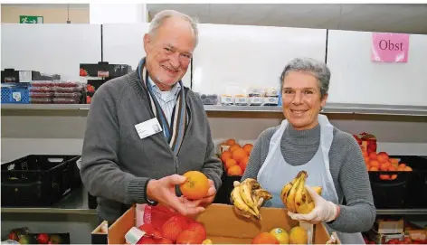  ?? FOTO: HEIKO LEHMANN ?? Uwe Bußmann ist Vorsitzend­er des Vereins, der die Saarbrücke­r Tafel betreibt. Hier räumt er mit Cordula Wennekers Obst in die Regale. Die beiden gehören zu den vielen Ehrenamtli­chen, die im Burbacher Tafel-Haus sechsmal pro Woche Lebensmitt­el an...