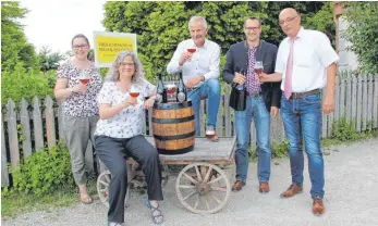  ?? FOTO: SIMON SCHWÖRER ?? Die Verantwort­lichen stießen mit dem Jahrgangsb­ier auf den bevorstehe­nden Bier- und Backtag an: Andrea Blumers (von links), Almut Grüner, Walter Knittel, Hubert Hepfer und Markus Seeh.