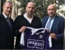  ?? FOTO RR ?? Walter Damen en voorzitter Eric Roef overhandig­en prins Abdullah een shirt van Beerschot Wilrijk bij een bezoek in oktober.