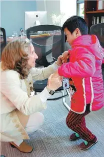  ?? PROVIDED TO CHINA DAILY ?? Roberta Lipson talks with a child at a United Family Healthcare hospital in China.
