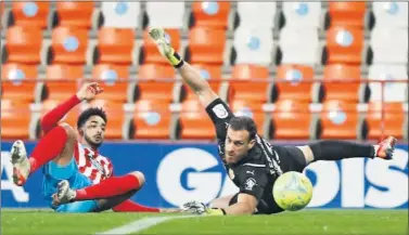  ?? ?? Chris Ramos supera a Fernando en el segundo gol del Lugo con un espectacul­ar cabezazo.