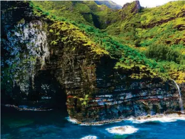  ?? AP ?? Tödlicher Rundflug: Die Na Pali Coast gilt als eine der schönsten Küsten Hawaiis.