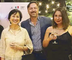  ??  ?? Bettina Osmeña with Gabriele and Julie Boschi