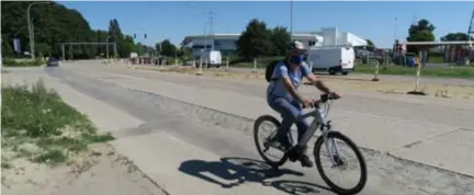  ?? FOTO JAN AUMAN ?? De Merksemseb­aan lag er dit weekend nog relatief rustig bij, maar dat wordt vanaf dinsdag anders wanneer het verkeer op één rijweghelf­t geperst wordt.