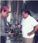  ??  ?? Cata. Mauricio Navarro, doctor en enología, hace las pruebas de laboratori­o al vino en producción, en las bodegas del proyecto.