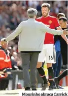  ??  ?? Mourinho abraça Carrick