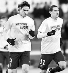  ??  ?? Paris Saint-Germain’s Uruguayan forward Edinson Cavani and Paris Saint-Germain’s Argentinia­n forward Angel Di Maria warm up prior to the French Ligue 1 football match between Paris Saint-Germain (PSG) and OGC Nice at the Parc des Princes Stadium in...