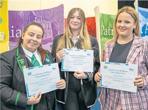  ?? ?? WINNERS: Casey Small, Ashley Henderson and Samantha Bruce with their awards. Picture by Kim Cessford.