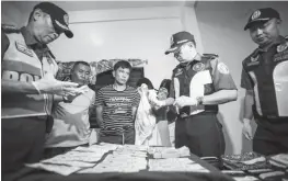  ?? (Rio Leonelle Deluvio) ?? NATIONAL Capital Region Police Office Chief Guillermo Eleazar (2nd from right) inspects the ₱6.8 million worth of shabu seized from four suspects during a buy-bust operation conducted by Quezon City Police District operatives in Barangay North Signal, Taguig City, on Wednesday.