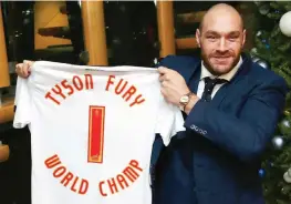  ?? REUTERS ?? Tyson Fury, 27, con la maglietta celebrativ­a del titolo mondiale