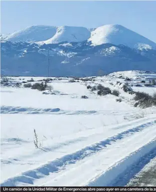  ??  ?? Un camión de la Unidad Militar de Emergencia­s abre paso ayer en una carretera de la zo