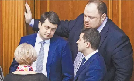  ?? ?? Спикер Рады Дмитрий Разумков (слева) с иронией относится к козням президента Зеленского.
