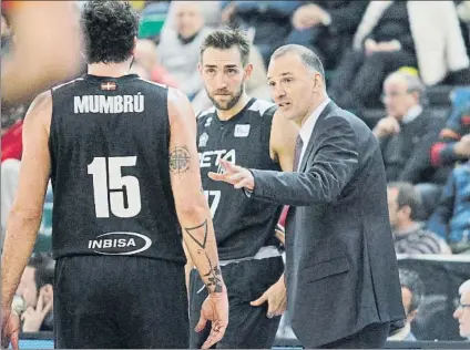  ?? FOTO: MIREYA LÓPEZ ?? Veljko Mrsic El entrenador del RETAbet Bilbao Basket habla con Mumbrú y Hervelle durante el partido ante el San Pablo Burgos