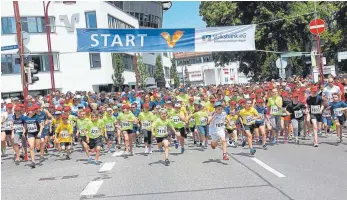  ?? FOTO: HEINIG ?? 2858 Läufer starten zwischen Volksbank und Riettor zum Villinger Stadtlauf.