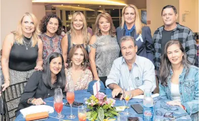  ?? ?? Gustavo Rodríguez, Marina de Rodríguez, Vitalia de Galarza y César Galarza.