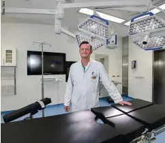  ??  ?? Gestern eingeweiht: Chefarzt Dr. Nils Haustedt (51) in einem der zwölf neuen OP-Säle der Schön Klinik Eilbek