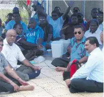  ?? Photo: Charles Chambers ?? Union leaders Felix Anthony (front right) and Dan Urai (second from left) with ATS workers.