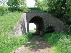  ??  ?? Der Durchlass bei Westhausen führt ins Nessetal nach Pfullendor­f-Hausen.