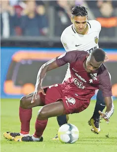  ?? — AFP photo ?? Metz’ French defender Moussa Niakhate (R) vies with Monaco’s Colombian forward Radamel Falcao during the French L1 football match between Metz (FC Metz) and Monaco (ASM) at Saint-Symphorien Stadium in Longeville-les-Metz, eastern France, on August 18,...