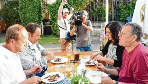  ?? Fotos: Andreas Brücken ?? Bei schönem Wetter konnten die Gäste das Finalessen, nach drei Drehtagen, im Freien zu sich nehmen. Bei ihrem Einsatz in Pfaffenhof­en haben die Kochprofis dem Bistro von Tanja Deubler Biefel einen neuen Namen, ein neues Konzept und eine neue...