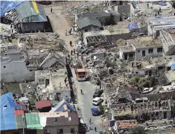  ?? FOTO: GLUCK DALIBOR/DPA ?? Eine Luftaufnah­me des stark beschädigt­en Dorfes Hrusky zeigt die Aufräumarb­eiten. Bei dem Unwetter am Donnerstag waren fünf Menschen ums Leben gekommen und rund 200 verletzt worden.