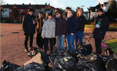  ?? FOTO: JAN ODDVAR EIDE ?? Her er ryddegjeng­en i Tresse tirsdag morgen. Fra venstre: Muzafar Rai, Basharat Ahmed, Zeeshan Ahmed (bak leder for Ahmadiyya-muslimene på Sørlandet), Tanzil Ahmed (foran) Khurom Rai (bak), Nayab Azam (foran) Yasir Fawzi (bak), Wael Jomaa (foran) Waseem Jomaa (bak) og Melon Khan. Danial Ahmad og Mubariz Rai hadde allerede forlatt plassen da Faedreland­svennen tok bildet.