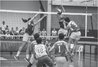  ??  ?? A player from University of Southern Philippine­s Foundation blocks the ball during their game against the University of San Carlos in the boys division finals of the 18th Cebu Schools Athletic Foundation Inc. (CESAFI) volleyball tournament yesterday at the USC gym. PAUL