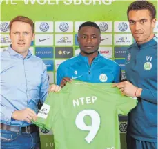  ?? FOTO: IMAGO ?? Paul-Geroges Ntep ist bereits der fünfte Profi, den der neue Wolfsburge­r Sportdirek­tor Olaf Rebbe (li.) zusammen mit Trainer Valérien Ismaël vorstellen konnte.